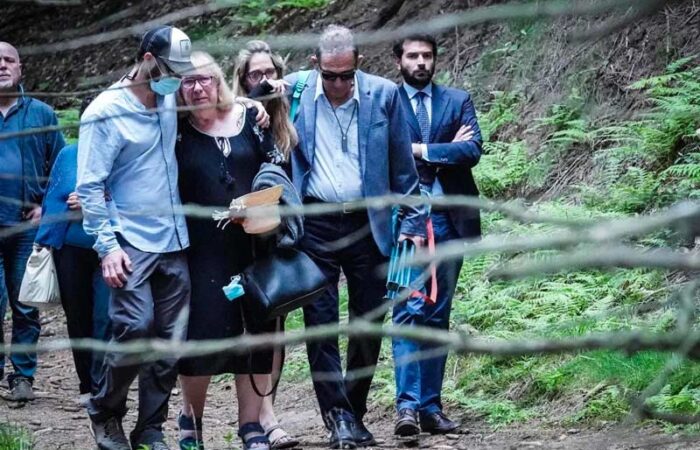 I famigliari di Eitan durante la commemorazione al Mottarone chiedono verità